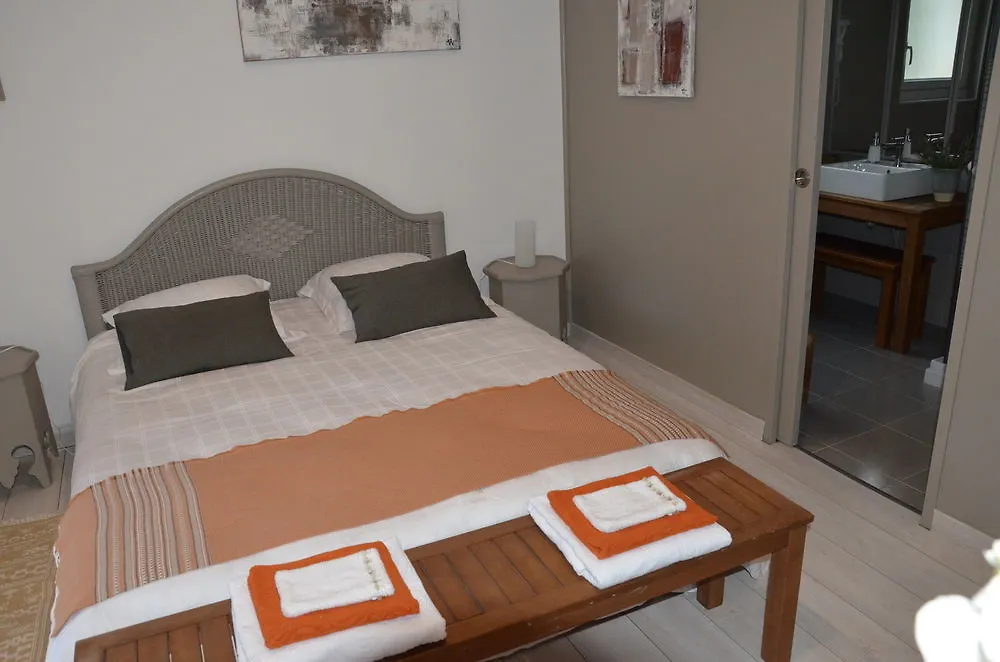 Les Chambres D'Hotes Du Grand Mornas 카리르루에 B&B