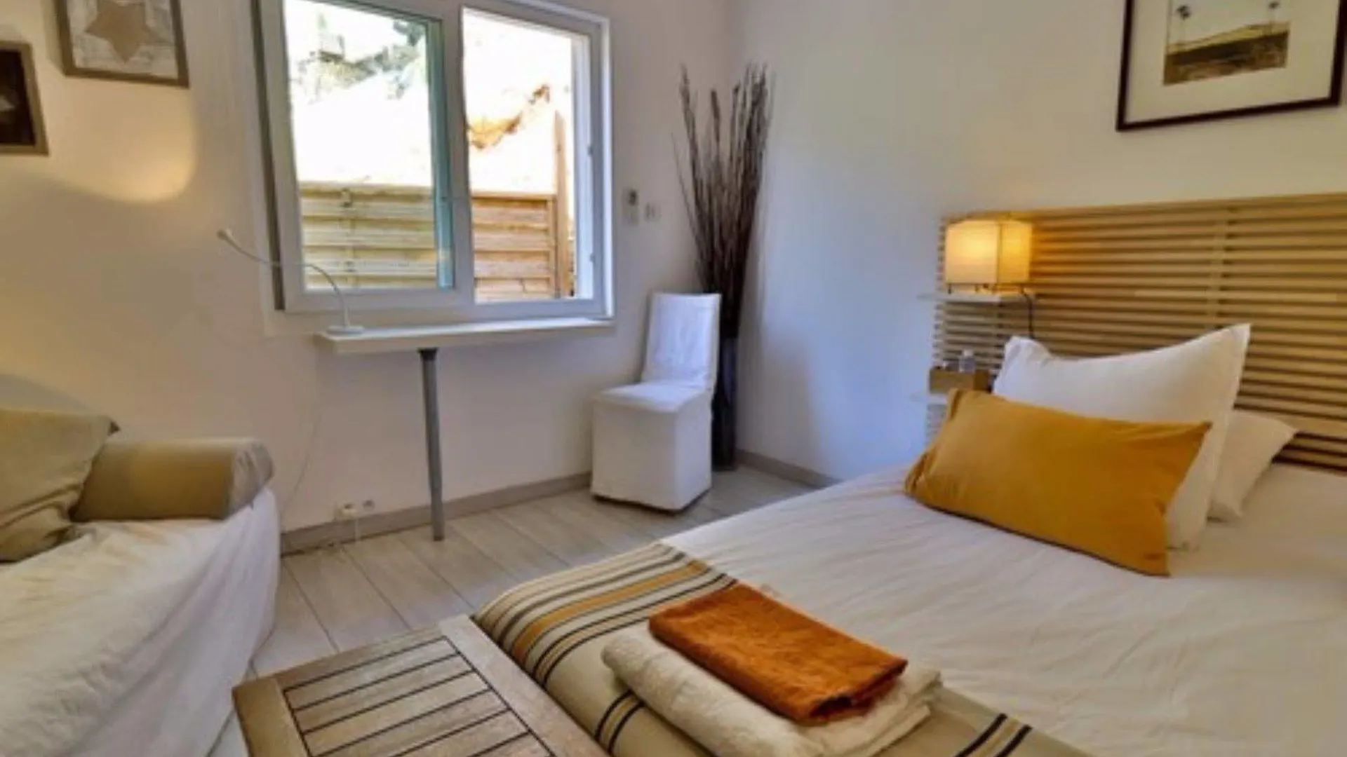 Les Chambres D'Hotes Du Grand Mornas 카리르루에 2*,